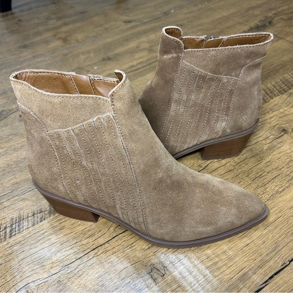 NWOB Dolce Vita Salome Brown Suede Ankle Booties - Picture 3 of 16